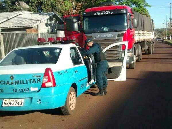 Ladr&otilde;es rendem fam&iacute;lia, amarram cinco, agridem e roubam dois carros