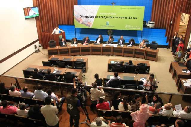 Em audi&ecirc;ncia, MPE recolhe documentos para apurar abuso na conta de energia