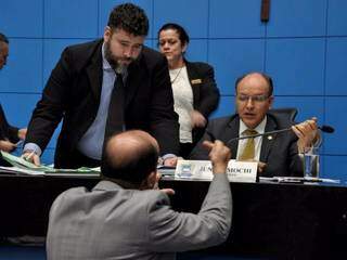 Deputados Junior Mochi (MDB) e José Carlos Barbosa (DEM), durante sessão (Foto: Luciana Nassar/ALMS)