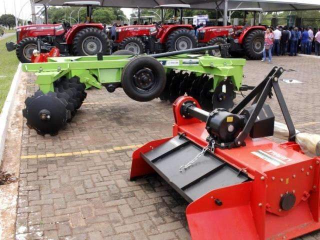 Na fronteira, Reinaldo entrega R$ 1,4 milh&atilde;o em equipamentos agr&iacute;colas