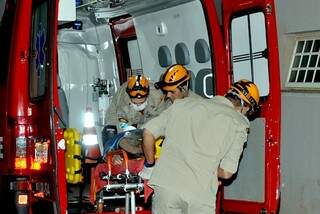 O técnico foi socorrido pelos bombeiros com traumatismo craniano (Foto: Ribero Júnior/Siliga News)