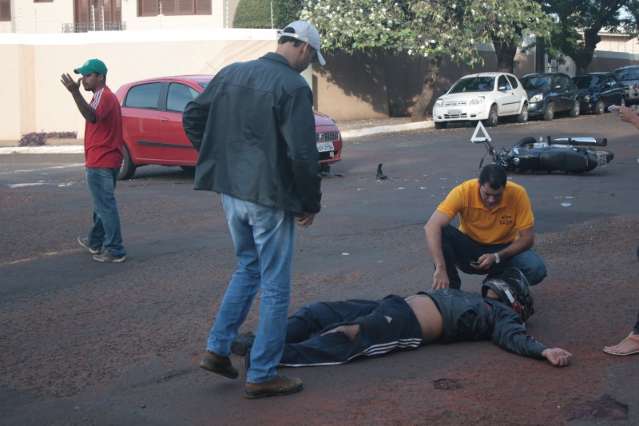 Motociclista fica ferido ap&oacute;s ser atingido por carro em cruzamento