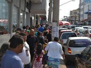 Rua 14 de Julho ficou lotada na manhã de hoje. (Foto: Simão Nogueira)