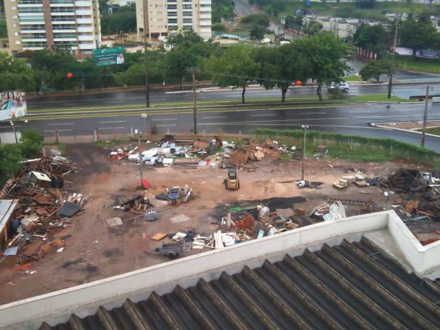  Entulhos de obra do Shopping Campo Grande incomodam moradores de edif&iacute;cio