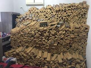 Pilha de maconha em um dos quartos da sede da Fazenda Madama (Foto: Divulgação)