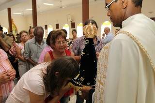 Fé e devoção recepcionaram imagem peregrina em Campo Grande. (Foto: Marcos Ermínio)