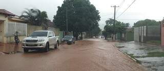 Ruas da cidade ficaram alagadas com a chuva. (Foto: Leitor/Edição de Notícias)