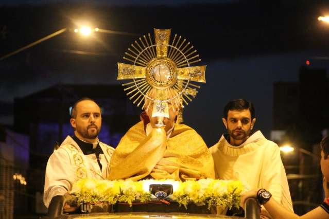 Prociss&atilde;o de Corpus Christi re&uacute;ne 12 mil fi&eacute;is em ruas da Capital 