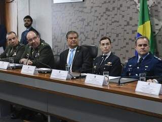 Nelsinho (ao centro) preside a Comissão de Relações Exteriores e Defesa Nacional. (Foto: Edilson Rodrigues/Agência Senado)