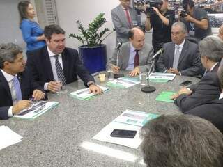 Governado e secretários em reunião com deputados estaduais. (Foto: Leonardo Rocha)
