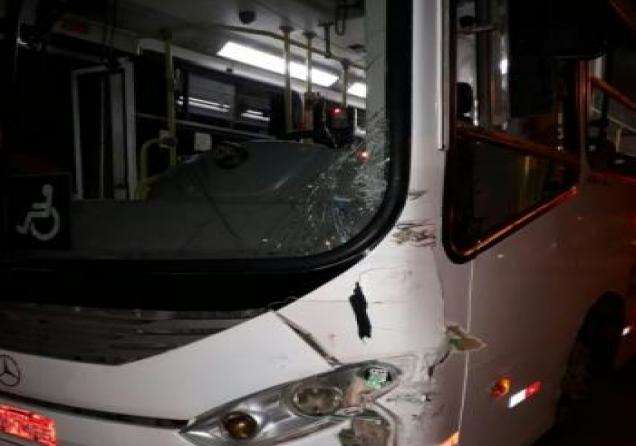 Colis&atilde;o entre moto e &ocirc;nibus mata um e deixa outro gravemente ferido