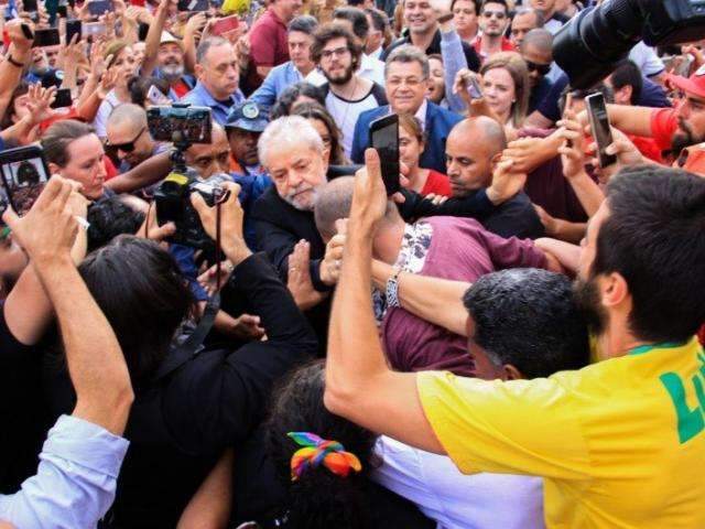 Lula &eacute; solto com tumulto, beijo na namorada e ataque &agrave; Justi&ccedil;a