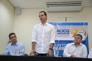 Secretário da Sedesc, Luiz Fernando Buainain à esquerda, junto com o prefeito Marquinhos Trad e presidente da ACICG, João Carlos Polidoro. (Foto: Fernando Antunes)