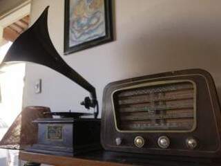 O gramofone de 1910 e o rádio da década de 50, que custam de R$ 800 a R$ 1000.
