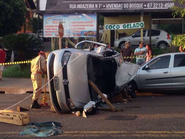 Ap&oacute;s colis&atilde;o, carro tomba e deixa motorista preso &agrave;s ferragens