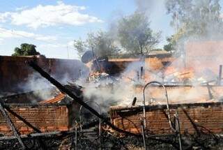 O incêndio destruiu a casa por completo. (Foto: Rodrigo dos Santos)