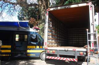 Na sede da PRF, caminhão está à espera de doações para desabrigados pela chuva. (Foto: Simão Nogueira)