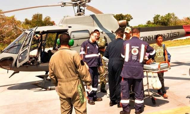 Crian&ccedil;a &eacute; socorrida por helic&oacute;ptero ap&oacute;s ser picada por cobra em s&iacute;tio