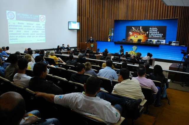 Prefeito deve investir R$ 15 milh&otilde;es ao ano no tr&acirc;nsito, diz diretora da Agetran