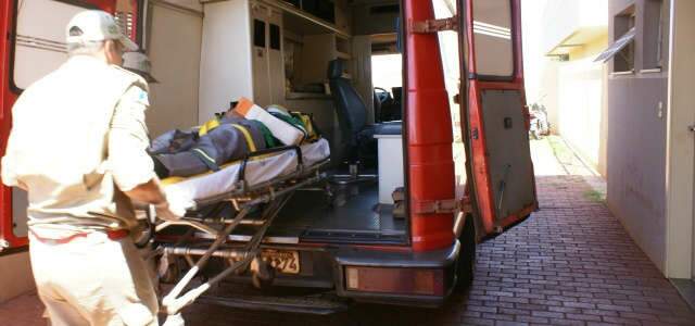  Funcion&aacute;rio cai de poste de 6 metros em Ivinhema e sofre fratura