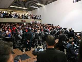 Invasão ao plenário foi contido apenas pela tropa de choque, para votação da reforma (Foto: Marcos Ermínio)