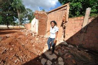 Dona de casa mostra casa onde morou durante 30 anos destruída. (Foto: Marcelo Calazans)