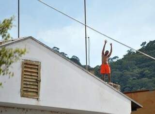 Homem só desceu da construção por volta das 16h30. (Foto: Anderson Gallo/Diário Corumbaense)