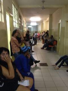 Aproximadamente 80 pessoas aguardavam atendimento na unidade de saúde. (Foto: Lucimar Couto)