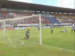 Lance do jogo deste domingo entre Operário e Corumbaense (Foto: TV Morena/Reprodução) 