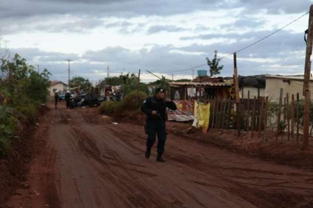 Pol&iacute;cia mant&eacute;m cerco de favela em busca de suspeito de matar PM