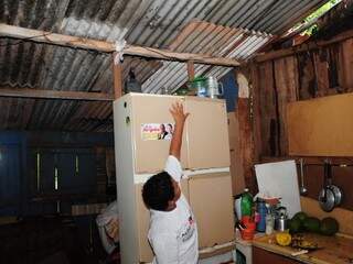 Menino mostra onde raio caiu e danificou armário. (Foto: Luciano Muta)