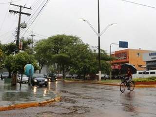 Chuva aumentou em Dourados e já chega a 25 milímetros hoje (Foto: Helio de Freitas)