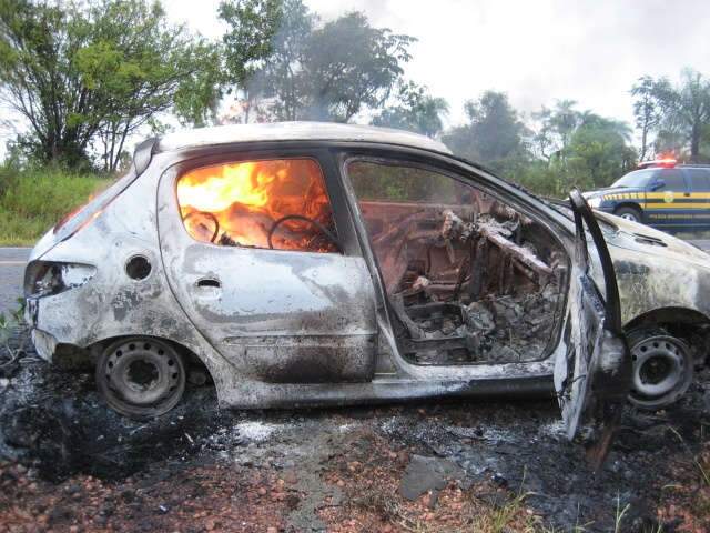  Carro carregado com maconha &eacute; encontrado queimado em Bela Vista