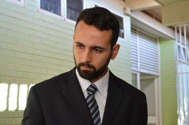 Pol&iacute;cia prende rapaz com carro furtado durante busca por autor de roubos
