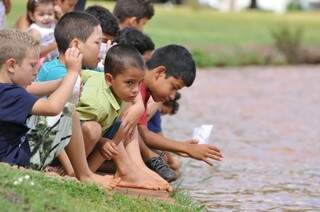 Crianças se refrescam na lagoa do Parque das Nações Indígenas (Foto: Alcides Neto)