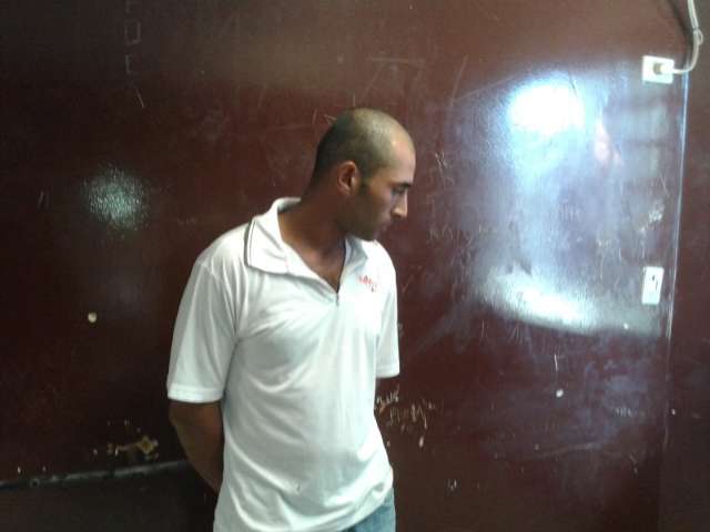 Auxiliar de pedreiro &eacute; preso por moradores depois de roubar celular 