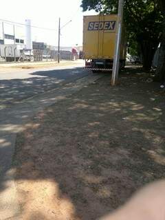 O caminhão estava estacionado sobre calçada na rua Candelária. (Foto: Repórter News)