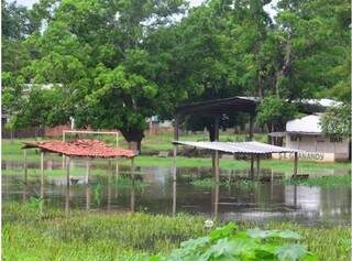 Campo de futebol está alagado devido a cheia no rio Aquidauana. (Foto: O Pantaneiro)