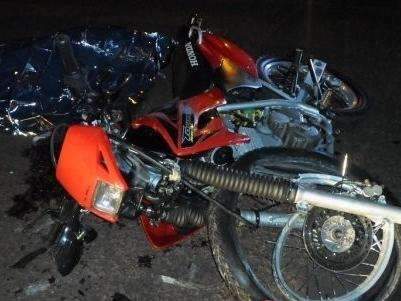 Piloto de moto morre e passageiro fica ferido ap&oacute;s colis&atilde;o com caminhonete