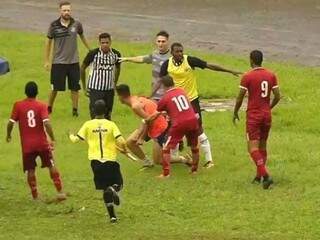 Confusão envolvendo os jogadores após gol que deu inicio a pancadaria. (Foto: Reprodução/TV Morena)