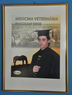 Foto e diploma de Fael ficam na sala da casa. (Foto: João Garrigó)