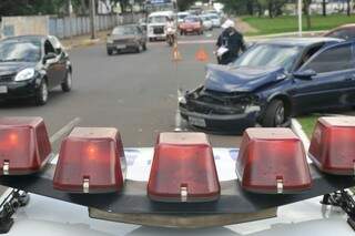 Trânsito ficou lento próximo do local do acidente, em frente ao Atacadão da UFMS (Foto: Alcides Neto)