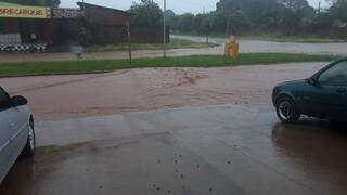 Rua alagada em Caarapó durante a chuva desta quarta-feira (Foto: Caarapó News)