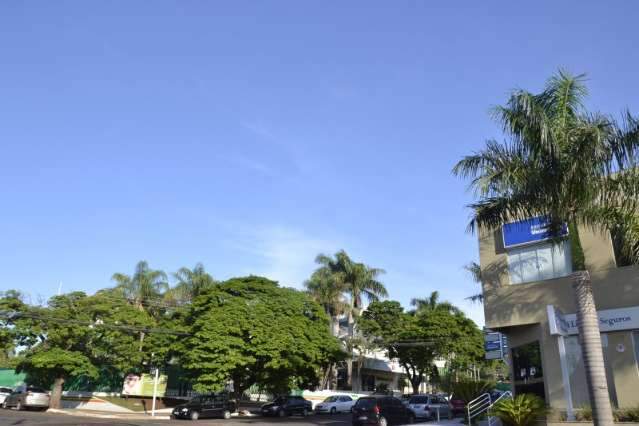 V&eacute;spera de feriado com previs&atilde;o de chuva e m&aacute;xima de 33&ordm;C
