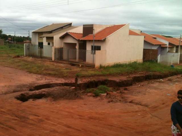 De m&atilde;os atadas, moradores protestam no Facebook por causa de cratera em rua