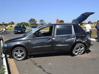  Carro capota depois de colis&atilde;o em cruzamento na Vila Sobrinho