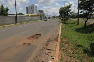 Avenida já recebeu tapa-buraco pelo menos duas vezes e ainda apresenta problemas (Foto: Alan Nantes)