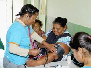 Profissional de saúde durante triagem de paciente em um dos postos do município. (Foto: Divulgação) 