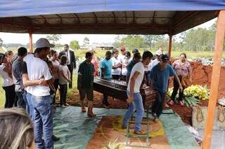 Familiares e amigos no enterro de Claudinho, que teve morte cerebral após mal súbito em treino (Foto: Eliel Oliveira)
