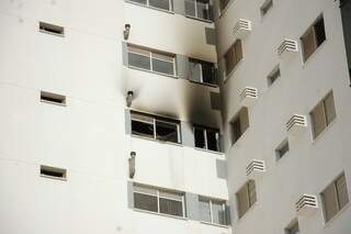 Fogo teria surgido na área de serviço de apartamento no nono andar. (Foto: Simão Nogueira)